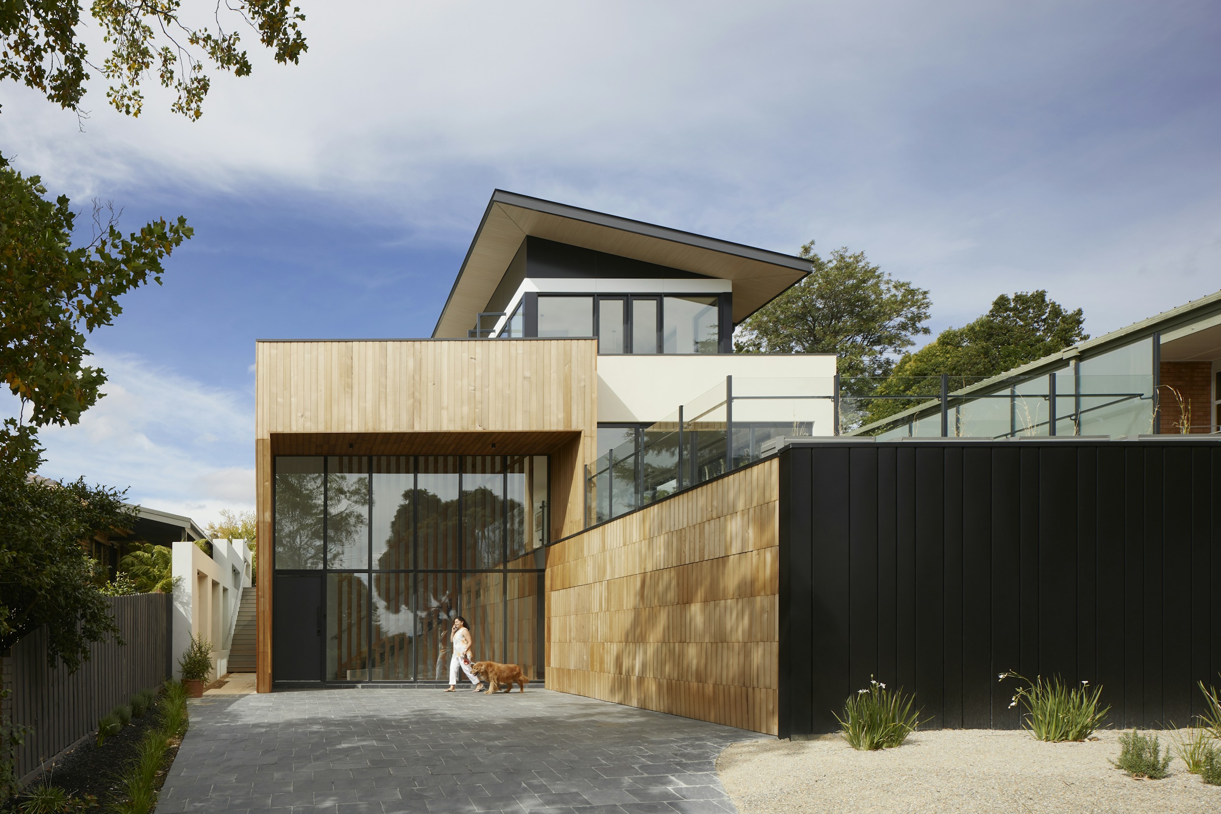 Voile d'ombrage architecturale en bois contemporain